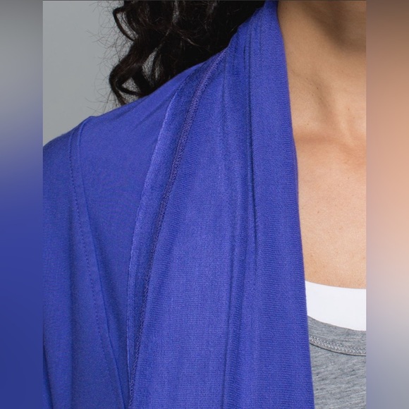 Lululemon To & Flow Wrap in Heathered Mod Iris Flower - Picture 4 of 15
